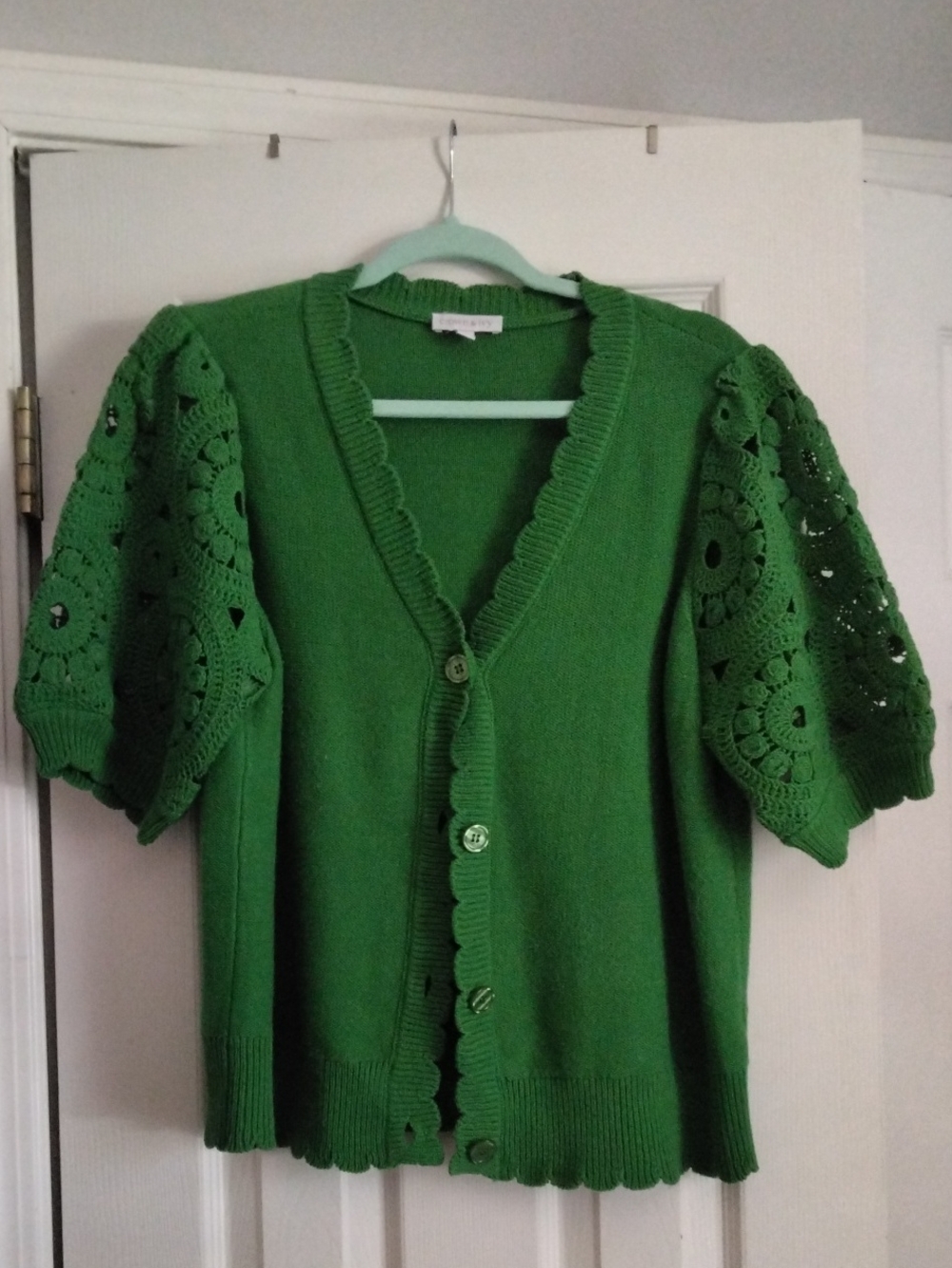 crown & ivy Green Crochet Puff Sleeve V-Neck Button Cardigan